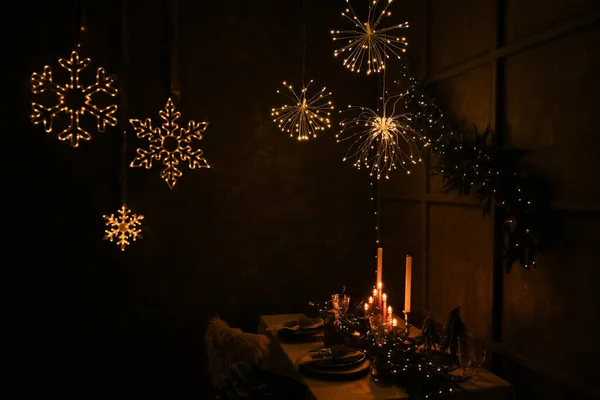 Ensemble Table Noël Nouvel Avec Assiettes Céramique Vides Serviettes Couronne — Photo