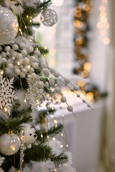 Close Van Kerstboom Met Witte Ornamenten Van Kerstballen Sneeuwvlokken Speelgoed — Stockfoto