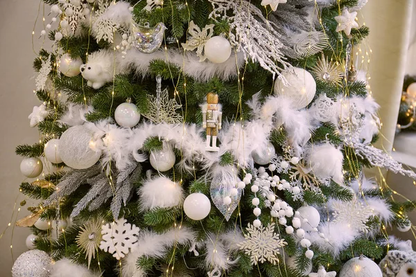 Κοντινό Πλάνο Του Χριστουγεννιάτικου Δέντρου Λευκά Στολίδια Από Μπιχλιμπίδια Νιφάδες — Φωτογραφία Αρχείου