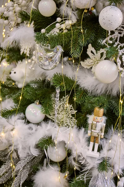 Close Árvore Natal Com Ornamentos Brancos Bugigangas Flocos Neve Brinquedos — Fotografia de Stock