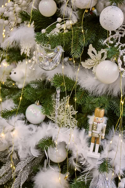 Primer Plano Del Árbol Navidad Con Adornos Blancos Bolas Copos — Foto de Stock