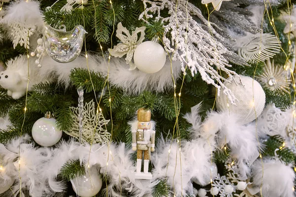 Close Van Kerstboom Met Witte Ornamenten Van Kerstballen Sneeuwvlokken Speelgoed — Stockfoto