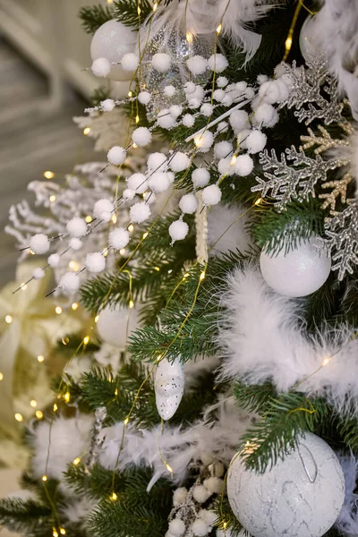 Detail Vánočního Stromečku Bílými Ozdobami Cetek Sněhových Vloček Hraček Borových — Stock fotografie