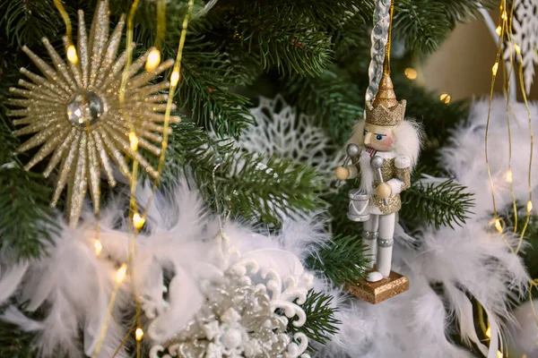 Close Van Kerstboom Met Witte Ornamenten Van Kerstballen Sneeuwvlokken Speelgoed — Stockfoto