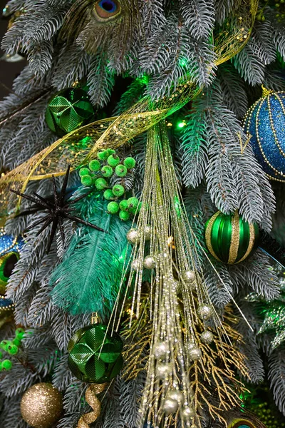 Stijlvolle Kerstboom Met Lichtgroen Met Pauwenveren Groene Azuurblauwe Kleuren Selectieve — Stockfoto