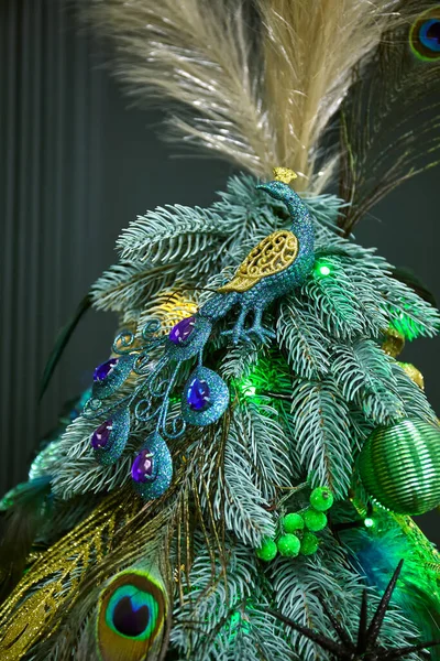 Κομψό Χριστουγεννιάτικο Δέντρο Ανοιχτό Πράσινο Φτερά Παγωνιού Πράσινο Και Γαλάζιο — Φωτογραφία Αρχείου
