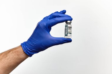 Doktor, hemşire elinde koronavirüs olan mavi eldivenler, beyaz arka planda kovid 19 aşısı.