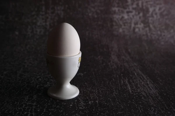 Варене Біле Одиночне Великоднє Яйце Тримачем Темному Тлі — стокове фото