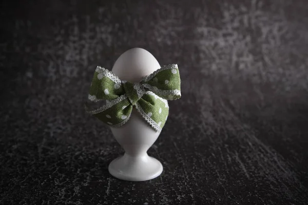 Boiled Easter Egg Green Bow Holder Dark Background — Stock Photo, Image