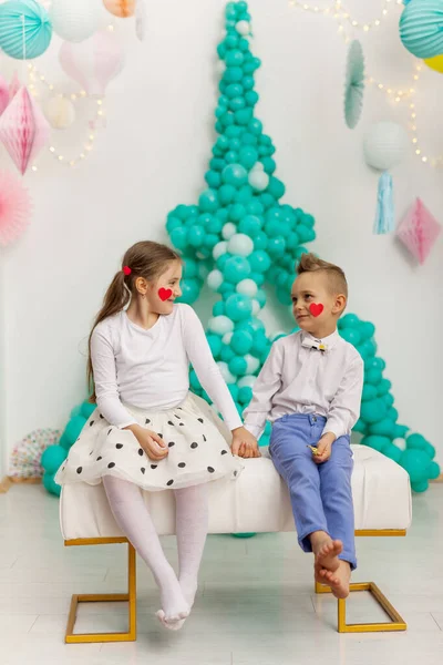 Linda Pareja Niños Con Globos Día San Valentín Concepto Amor —  Fotos de Stock