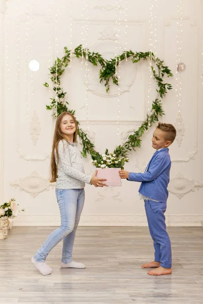 プレゼント付きのかわいい子供たち バレンタインデーと愛のコンセプト スタジオショット — ストック写真