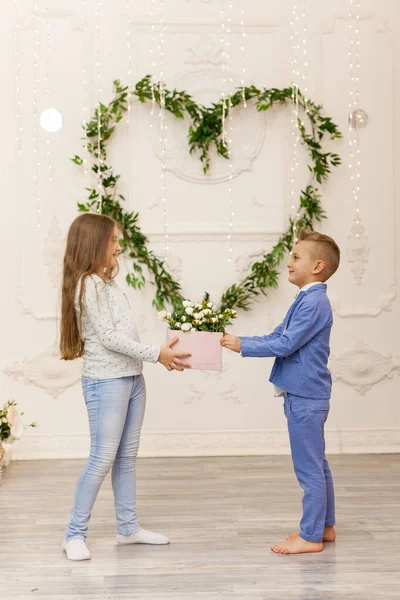 Linda Pareja Niños Con Regalo Día San Valentín Concepto Amor — Foto de Stock