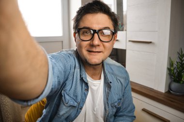 Orta yaşlı blogcu kendini video blogu için evdeki kamerasında yakaladı.