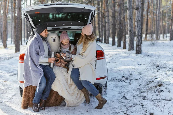 Família Feliz Com Cão Férias Durante Férias Inverno Perto Estrada — Fotografia de Stock