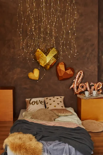 Romantický Interiér Hnědých Barvách Postelí Polštáři Přikrývkami Girlandem Dřevěný Podnos — Stock fotografie