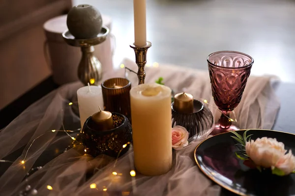 浪漫或婚宴设置或节日餐桌设置 粉色和金色装饰与蜡烛和花环灯 密切关注细节 有选择地关注 — 图库照片