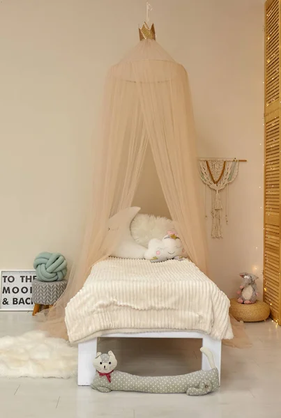 Niedliche Kinderzimmereinrichtung Mit Spielzeug Und Modernen Möbeln Bett Mit Zelt — Stockfoto