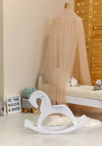 Beyaz Tahta Şirin Çocuğun Odasında Içi Oyuncaklarla Modern Mobilyalarla Dolu — Stok fotoğraf
