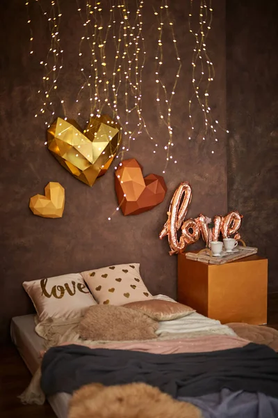 Romantický Interiér Hnědých Barvách Postelí Polštáři Přikrývkami Girlandem Dřevěný Podnos — Stock fotografie