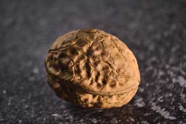 Tüm Walnut siyah arka planda makro yakın çekim. Fındık makrosu. Seçici odaklı uç makro