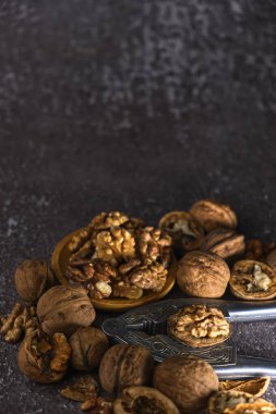 Eskimiş ceviz kıracağı ve koyu dokuda ceviz. Üst manzara, düz yatış. Boşluğu kopyala.