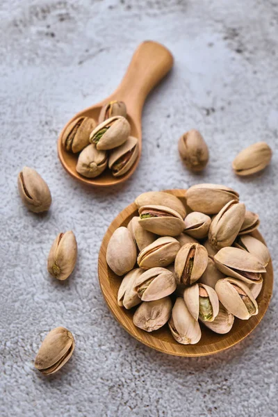 Bio Pistazienkerne Holzschale Und Kochlöffel Auf Grauem Tisch Raum Für — Stockfoto