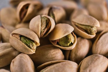 Açık fıstıklı yeşil fındık makrosu. Seçici odak