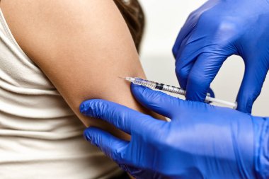 Kovid-19 koronavirüs aşısı ile birlikte şırınga, grip. İlaç..