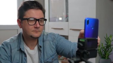 Orta yaşlı erkek blogcu evde canlı yayın yapıyor