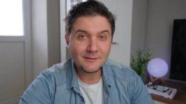 Orta yaşlı erkek blogcu evde canlı yayın yapıyor