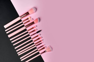 Siyah ve pembe renkli bir arkaplan arkaplan görünümü düz üzerinde profesyonel fırçalar metin için metin alanı ile yatıyordu
