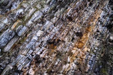 Kusursuz kaya dokusu yakın plan. Kaya katmanları, yüzyıllardır oluşmuş renkli kaya oluşumlarıdır. Etkileyici dokusu olan ilginç bir arkaplan.