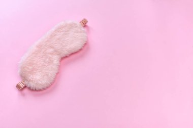 Pembe arka planda pembe uyku maskesi. Tatlı rüyalar konsepti.