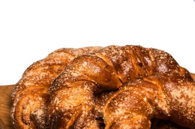 Tahta kesme tahtasındaki lezzetli şeker halka çörekler. Beyaz arka planda izole edilmiş. Ev yapımı pişirme.