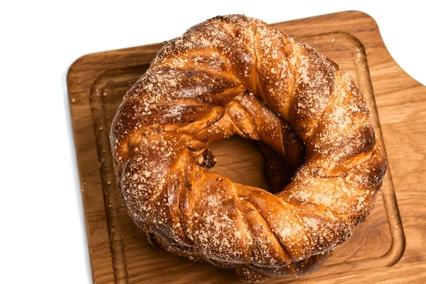 Tahta kesme tahtasındaki lezzetli şeker halka çörekler. Beyaz arka planda izole edilmiş. Ev yapımı pişirme.