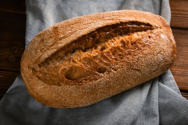 Keten peçeteye tam tahıllı çavdar ekmeği. Seçici odak