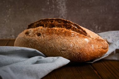 Keten peçeteye tam tahıllı çavdar ekmeği. Seçici odak