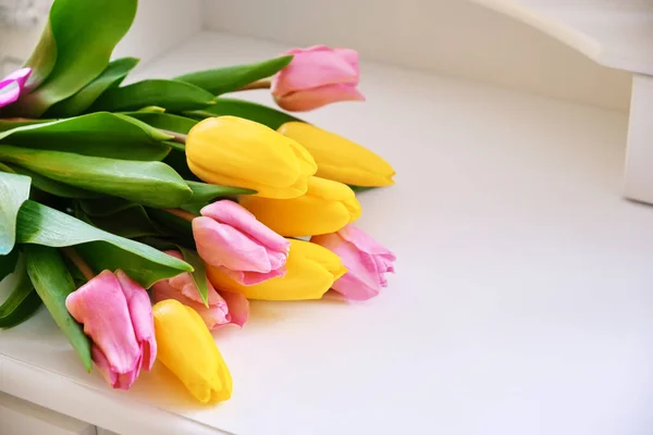 Bouquet Von Bunten Tulpen Auf Dem Weißen Tisch Einem Hellen — Stockfoto