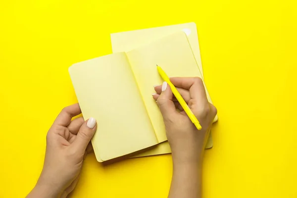 Mock Női Kéz Sárga Toll Notebook Sárga Háttér — Stock Fotó