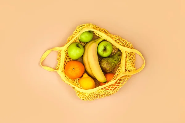 厨房桌上放有水果的黄色购物袋 — 图库照片