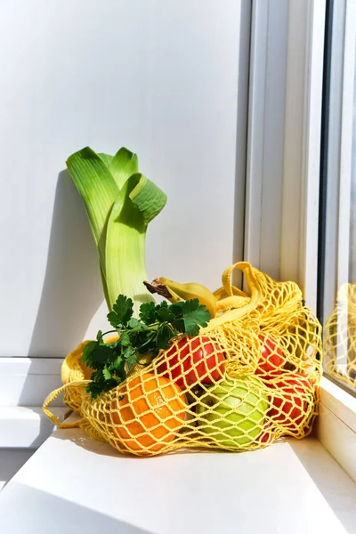 Gelbe Einkaufstasche Mit Gemüse Und Obst Küchenfenster Sonnigen Tagen — Stockfoto