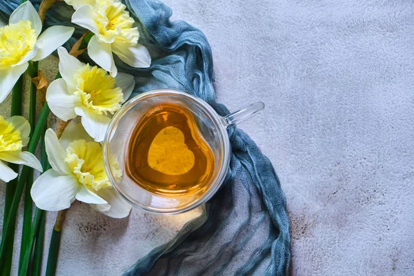 Verde Una Taza Vidrio Forma Corazón Con Doble Fondo Servilleta — Foto de Stock