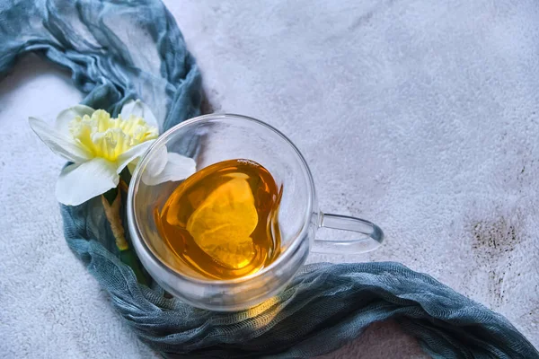 Verde Una Tazza Vetro Forma Cuore Con Doppio Fondo Sul — Foto Stock