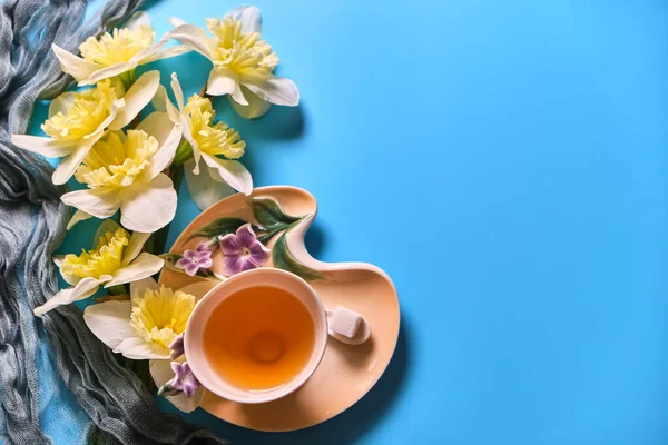 Grüner Tee Einer Schönen Floralen Tasse Mit Narzissenblüten Auf Blauem — Stockfoto