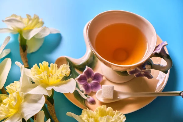 Зеленый Чай Красивой Цветочной Чашке Нарциссами Цветы Синем Фоне Весна — стоковое фото