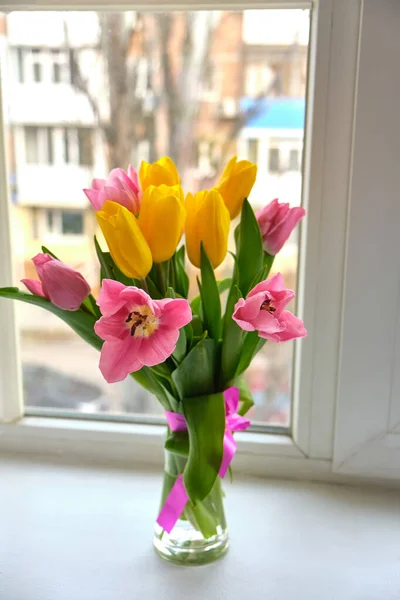 Grandes Tulipanes Multicolores Alféizar Ventana Blanco — Foto de Stock