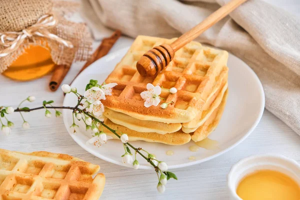 Med Nalévá Čerstvé Belgické Vafle Organické Zdravé Jarní Snídaně Bohaté — Stock fotografie
