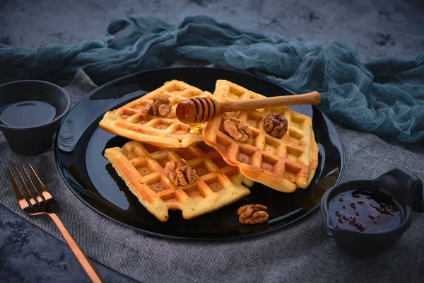 Koyu Arkaplanda Ballı Waffle Lar Yakın Plan — Stok fotoğraf