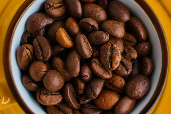 Arabica Kávová Zrna Jasně Exotickém Žlutém Poháru Béžovém Pozadí Stíny — Stock fotografie