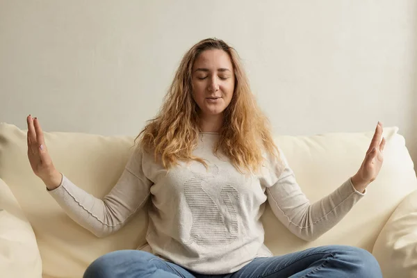 Стресована Жінка Заспокоює Знімає Головний Біль Емоційне Полегшення Стресу Нервова Ліцензійні Стокові Зображення